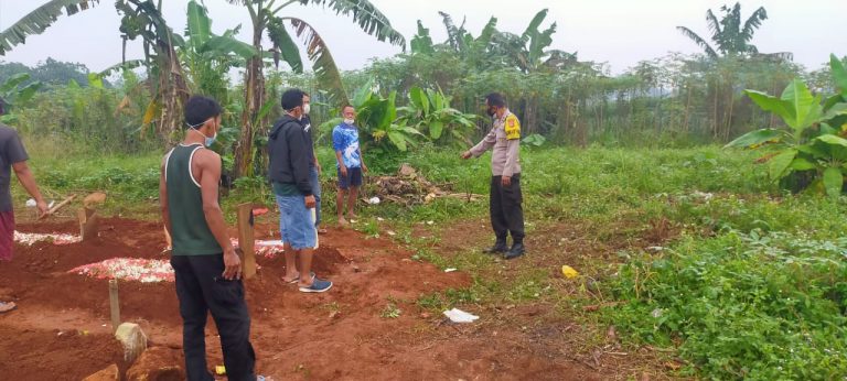 Inilah Faktanya Penampakan Bekas APD Berserakan di Makam Pondok Rajeg