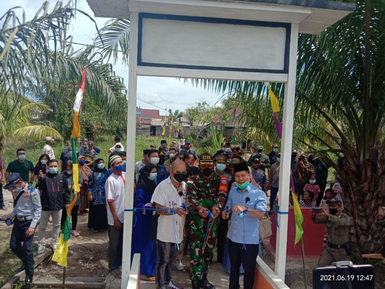 Dandim Bersama Bupati Resmikan Jembatan dan Bantuan Tegel Untuk Masjid