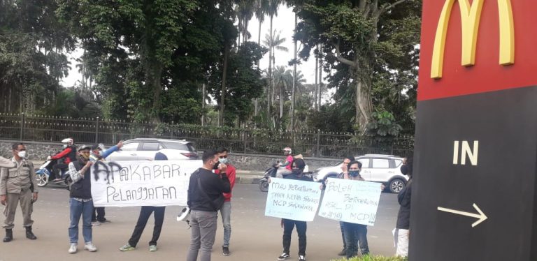 Baru Satu Hari Presiden Jokowi Minta Gubernur, Bupati dan Wali Kota Pertajam PPKM, Mahasiswa Demo Mcdonald’s Langgar PPKM mikro Se Kota Bogor