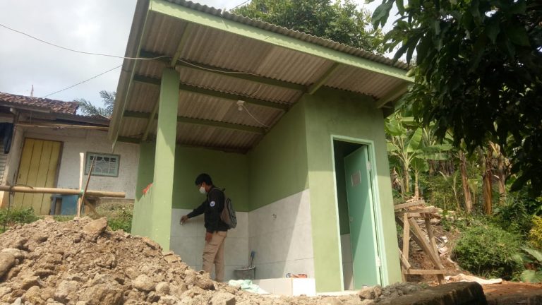 Ricky : Pembangunan Sarana Umum 2 Unit MCK Capai 90 persen