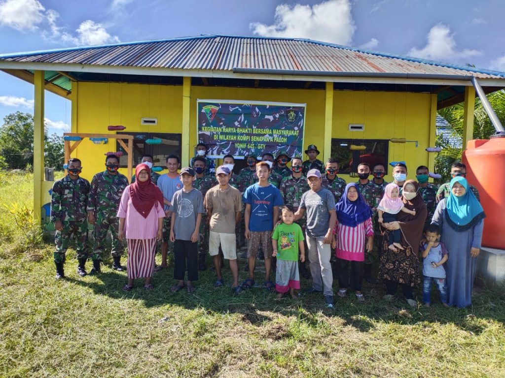 Peringati Hari Pancasila, Personel Yonif 645 dan Warga Merbau Bersihkan Sarana Tempat PAUD