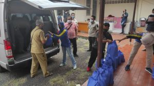DPRD Kota Bogor dan Setwan Serahkan 75 paket Sembako Untuk Warga Kota Bogor