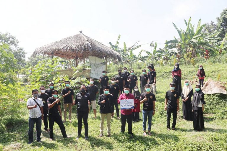 Bima Arya Saksikan Camat Bogor Timur Terima CSR Rp 380 Juta di Kampung Cikeas