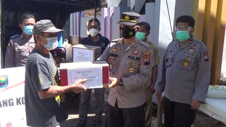 Polres bersama Wartawan Batang Bagikan Sembako