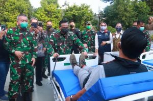 Pangdam III/Siliwangi dan Gubernur Jabar Berikan Sumbangan Ke Rumah Sakit TK. II Dustira
