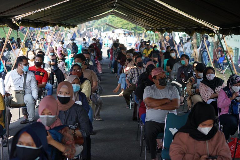 Dedie dan Danrem 061/SK Tinjau Penyuntikan Masyarakat di Markas Yonif 315/Grd