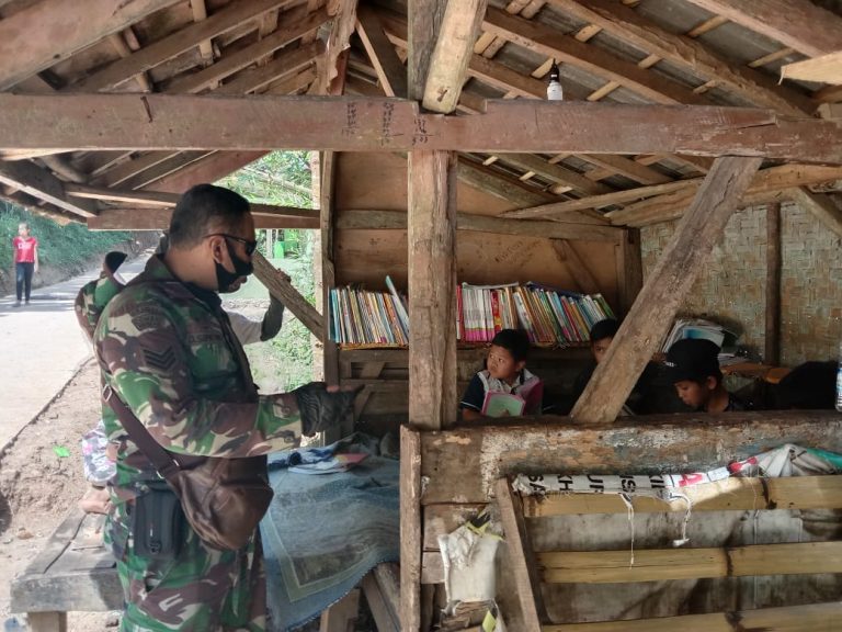 Peduli Nasib Generasi Bangsa, Satgas TMMD Edukasi dan Motivasi Anak-anak Ciandam