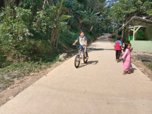 Kebahagian Anak-anak Ciandam Tak Lepas dari Peranserta Satgas TMMD