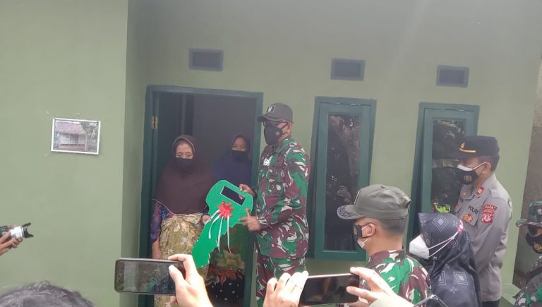 Penyerahan Kunci Rumah Tandai  Penutupan TMMD Ke – 111 Cianjur