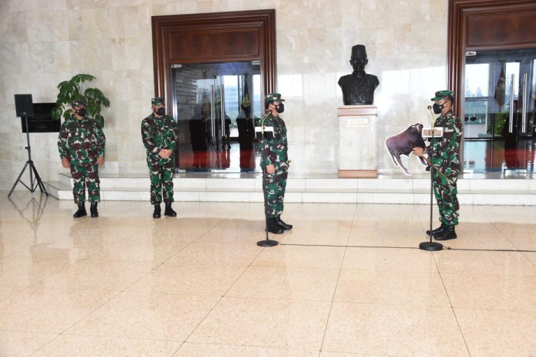 Satu ekor Sapi Hewan Qurban Secara Simbolis Diserahkan Panglima TNI