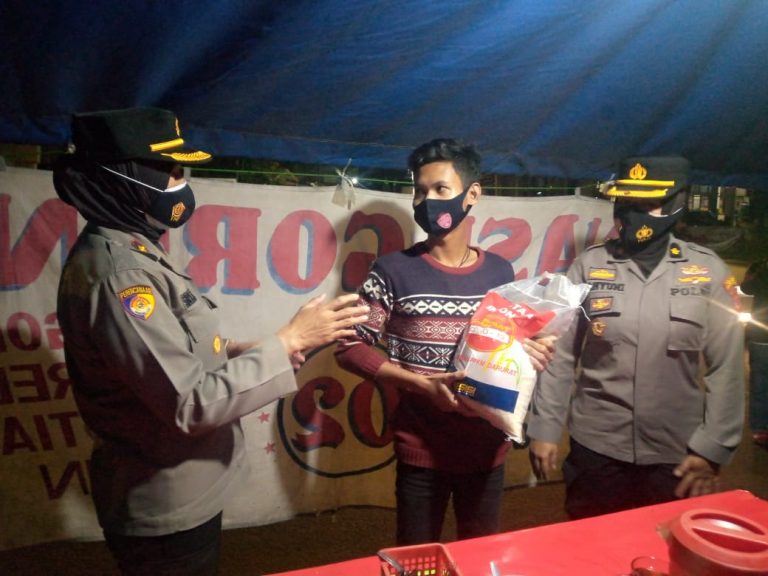 Saat PPKM Darurat, PKL di Tansa Terima Paket Sembako