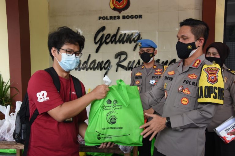Hari Raya Idul Adha 1442 H, Polres Bogor Bagikan Daging Hewan Kurban dan Paket Sembako Kepada Masyarakat