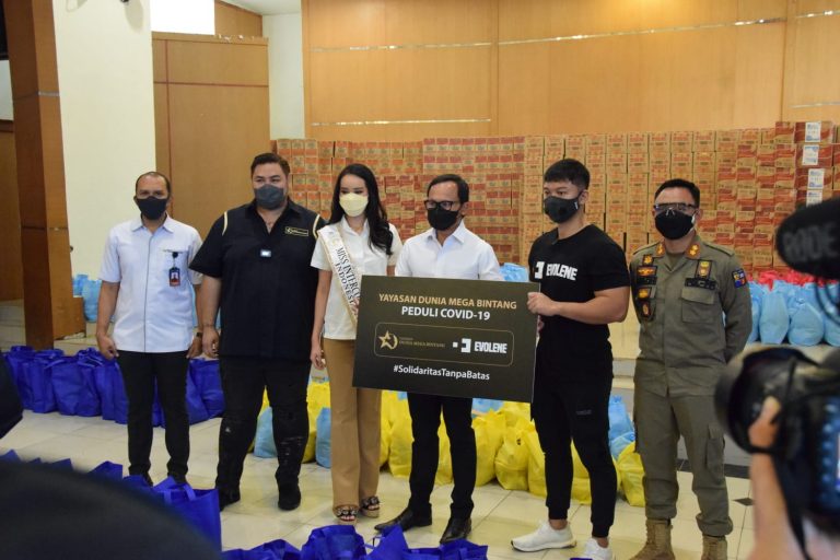 Artis Ivan Gunawan Serahkan 200 Paket dari Yayasan Dunia Mega Bintang dan Evolene