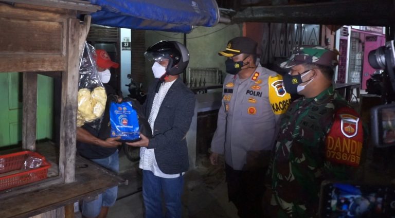 Kapolres Batang dan Forkopimda, Kelilingi Kota Bagikan Sembako ke Warga