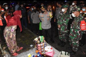 Patroli Skala Besar, Polres Bogor dan Kodim 0621 Berikan Paket Sembako Pada Para Pedagang dan Masyarakat