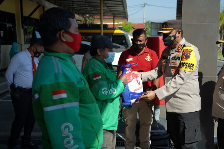 Polres Batang Salurkan Bansos Pada Puluhan Pengemudi Ojol