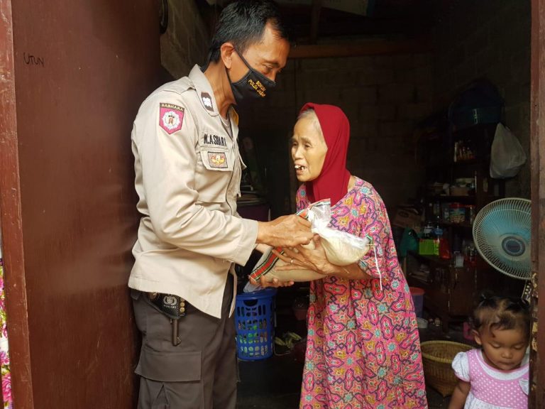 Sebanyak 2 Ton Beras Dibagikan Kepada Masyarakat Kab. Bogor