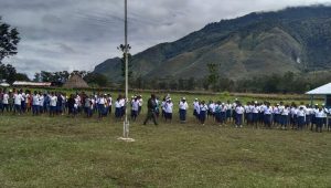 Tanamkan Rasa Cinta Tanah Air Pada Generasi Muda Papua, Satgas TNI Latih Baris-Berbaris