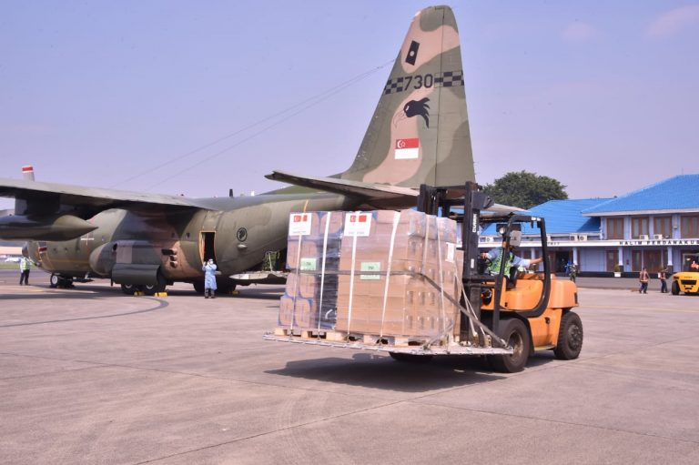 Dua Hercules Singapura Angkut Bantuan Alkes Untuk Indonesia