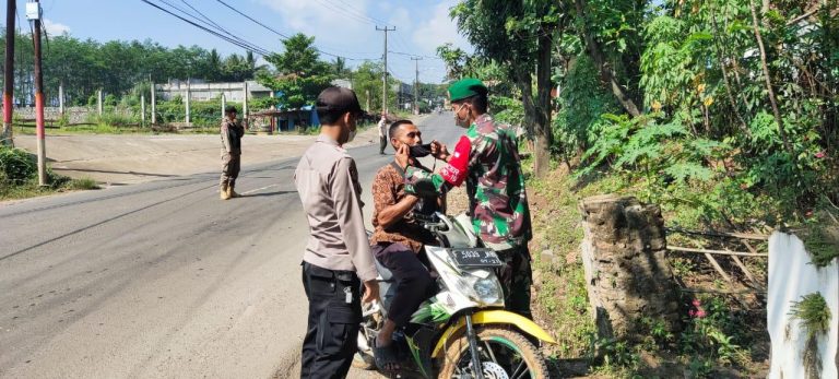 Dipenghujung Ops Yustisi PPKM Level 4, Polsek Cariu Bagikan Masker