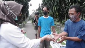 Sekdakot Bogor Syarifah Bagikan Nasi Bungkus di Kebon Pedes