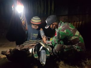 Satgas TNI Yonif 751 Bantu Warga Kampung Mumi Yang Sedang Kesusahan