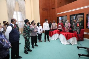 Panglima TNI Pimpin Rapat dengan Forkopimda Kalsel dan Cek Penggunaan Aplikasi Silacak