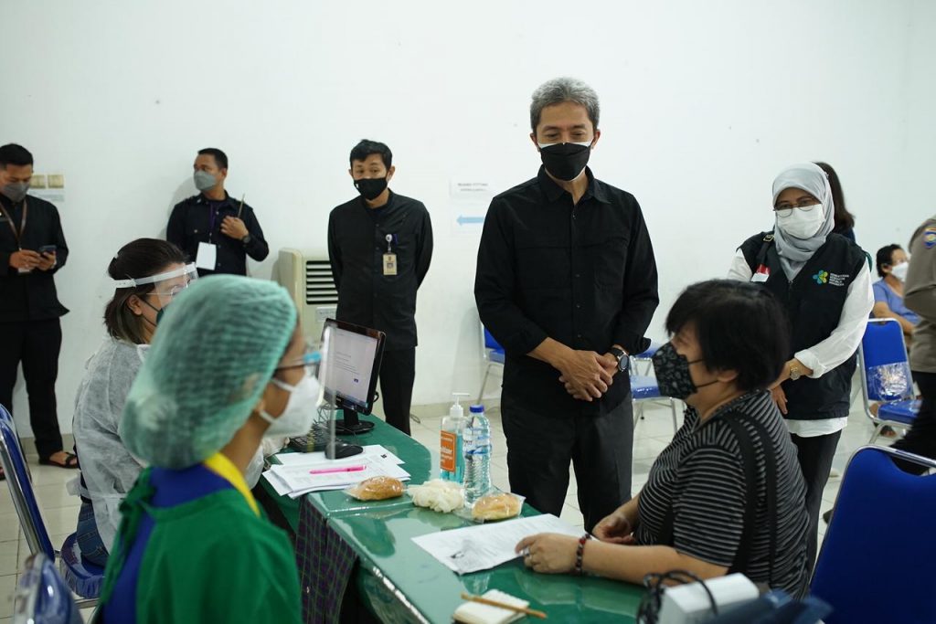 Dedie Rachim Lihat Langsung Penyuntikan di Sekolah Tunas Harapan