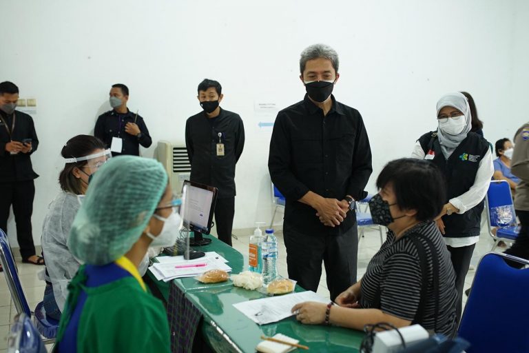 Dedie Rachim Lihat Langsung Penyuntikan di Sekolah Tunas Harapan