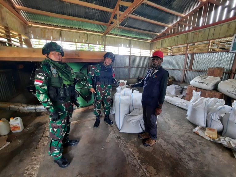 Satgas TNI Anjangsana Ke Kepala Kampung Jagara Distrik Walesi