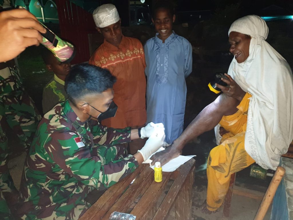 Satgas TNI Bantu Mengobati Kaki Warga Alami Luka Robek Terkena Parang