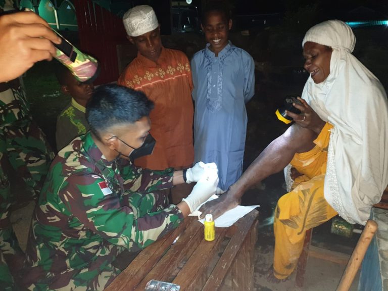 Satgas TNI Bantu Mengobati Kaki Warga Alami Luka Robek Terkena Parang