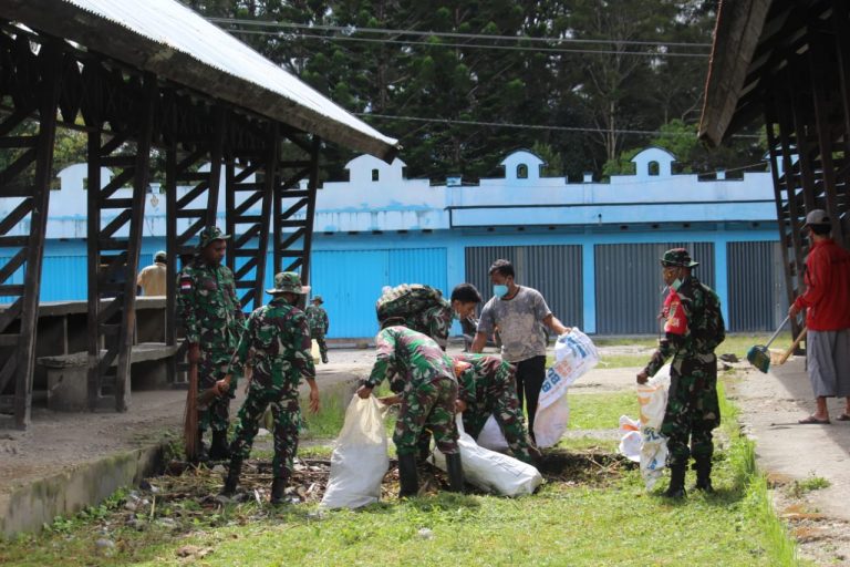 Sambut HUT Ke-76 Kemerdekaan RI, Satgas TNI dan Anggota Koramil Lakukan Karya Bhakti