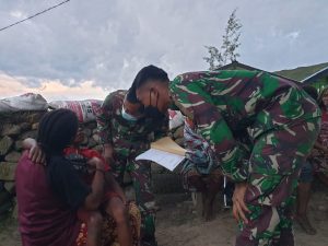 Satgas TNI Obati Masyarakat di Pegunungan Tengah Papua
