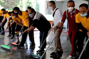 Pimpinan dan Anggota DPRD Kota Bogor serta Jajaran Kepolisian Bersihkan Sentra Vaksin di Gedung DPRD