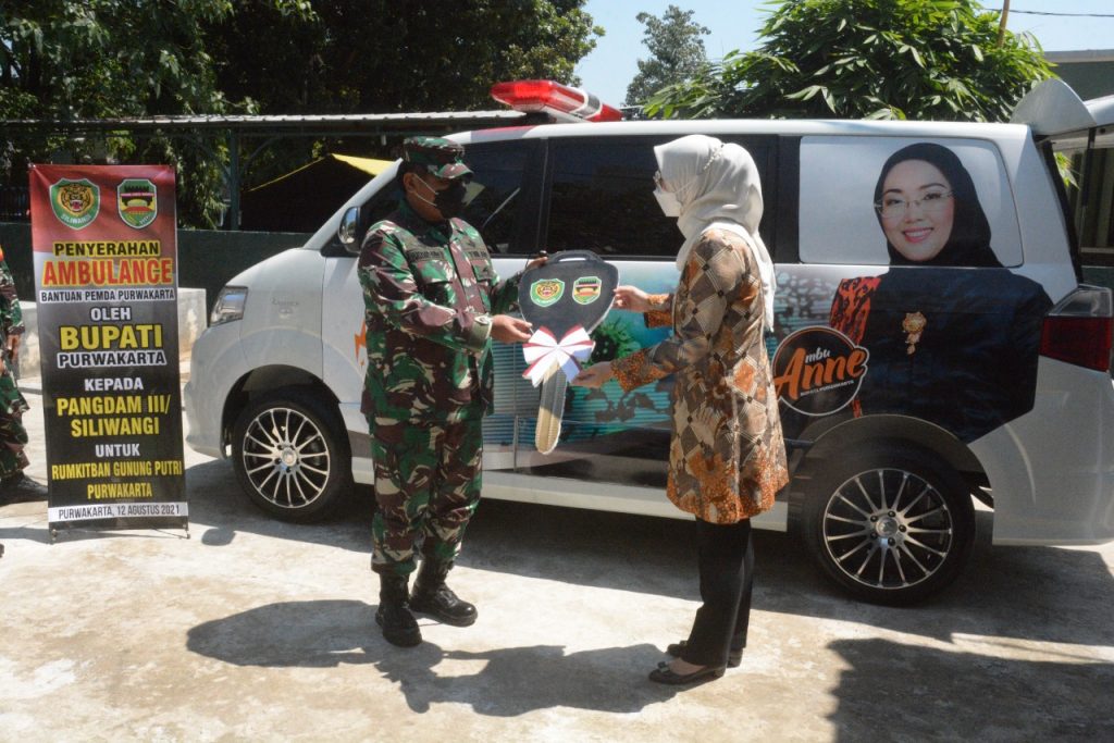Pangdam III/Slw Terima Bantuan Mobil Ambulance di Purwakarta