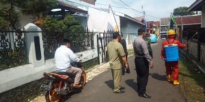 TNI Polri di Bandar Bersama Pemdes Binangun Lakukan Penyemprotan Disinfektan