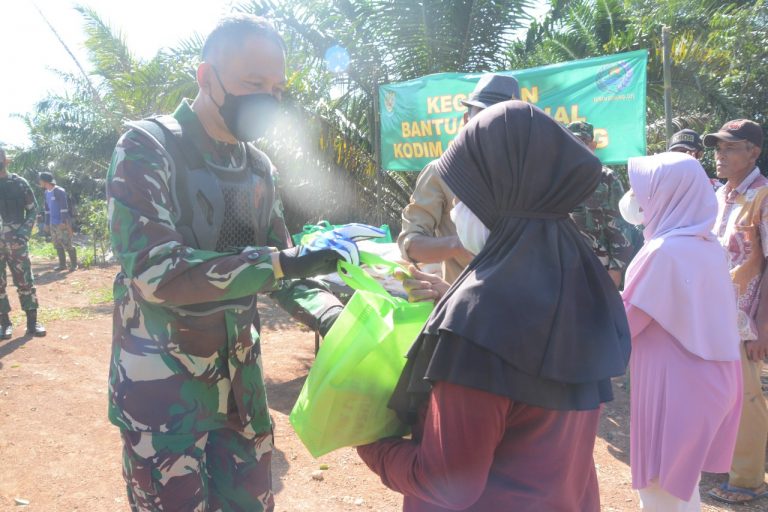 Kasdam III/Slw Berikan Paket Sembako di Ciater Subang