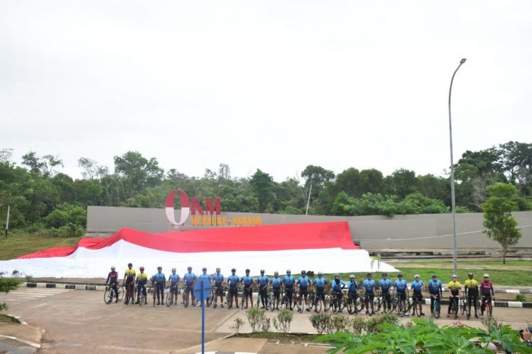 Bendera Merah Putih Raksasa Dibentangkan Danrem di Titik “0” KM Sota Merauke
