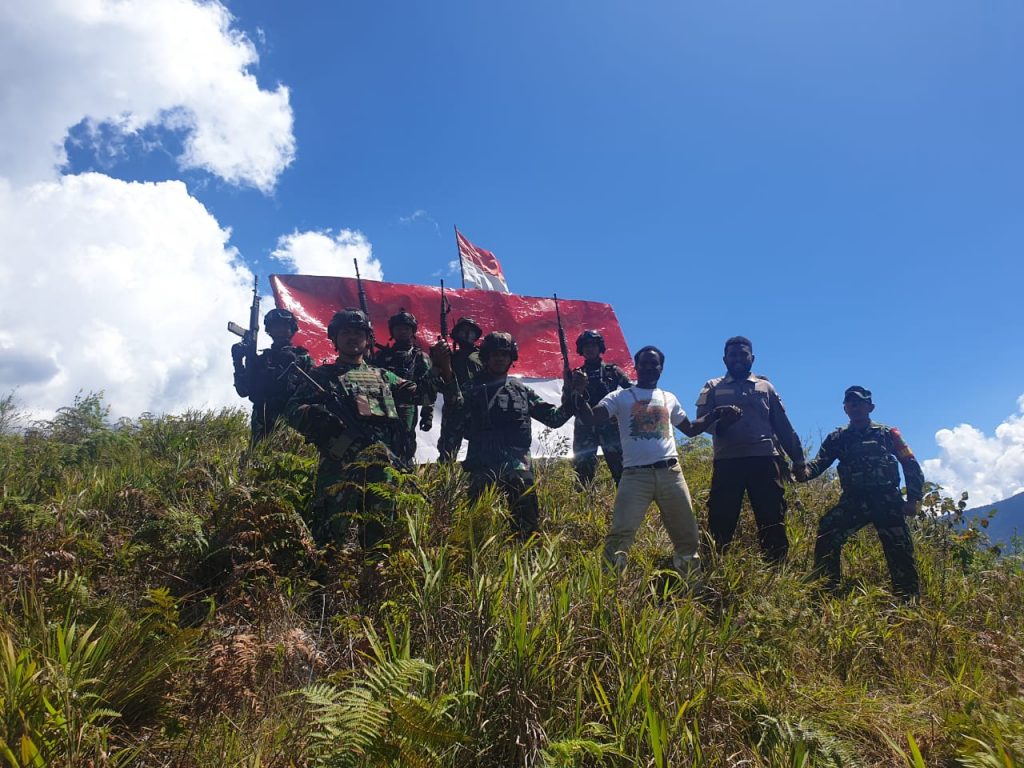 Peringati HUT RI ke-76, TNI Polri dan Tokoh Masyarakat Napak Tilas di Puncak Tertinggi Distrik Kanggime