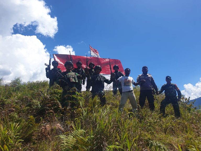 Peringati HUT RI ke-76, TNI Polri dan Tokoh Masyarakat Napak Tilas di Puncak Tertinggi Distrik Kanggime