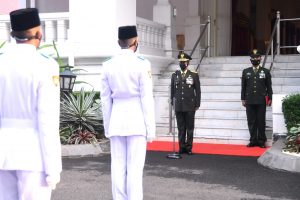Tim Indonesia Tangguh Kibarkan Sang Merah Putih di Istana Merdeka