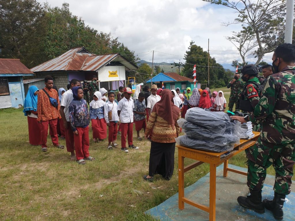 Sambut HUT Ke-76 RI, Satgas TNI Berbagi Kebahagiaan Kepada Siswa-Siswi Papua