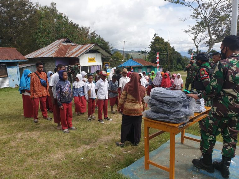 Sambut HUT Ke-76 RI, Satgas TNI Berbagi Kebahagiaan Kepada Siswa-Siswi Papua