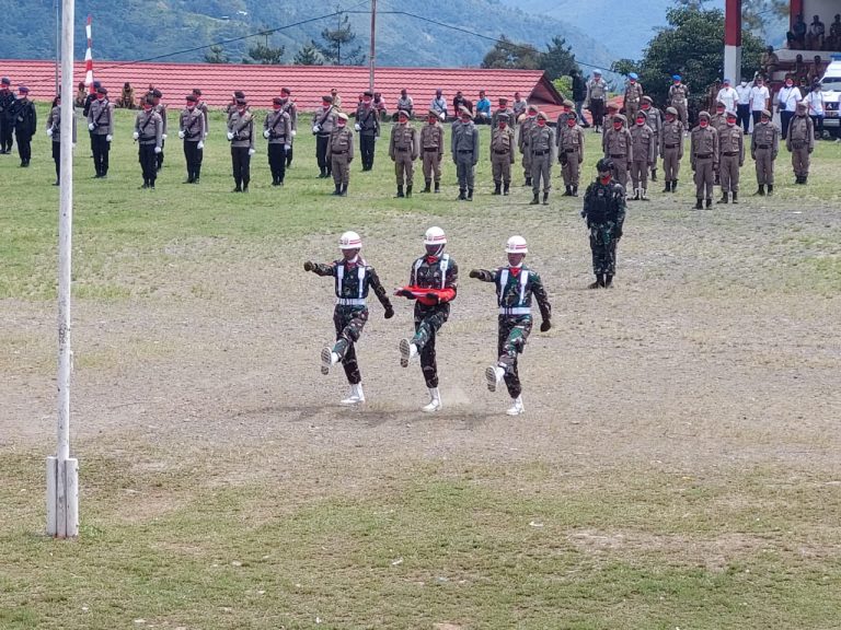 Upacara Pengibaran Bendera Merah Putih HUT Ke-76 RI di Tolikara, Satgas Yonif 751 Bantu Pemda Selenggarakan