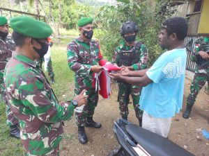 Satgas TNI Bagikan Bendera Merah Putih di Kampung Dabra Papua
