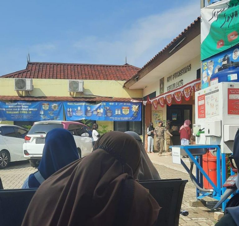 Anggota Polsek Jaga Puskesmas Leuwiliang Percepat Vaksinasi Covid 19