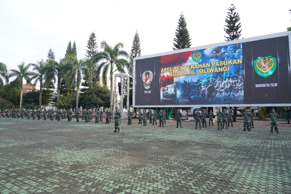 Kasad Saksikan Mayjen TNI Agus Subiyanto Terima Pasukan Kodam III/Siliwangi