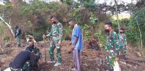 Peduli Terhadap Lingkungan, Satgas Pamrahwan Tanam 70 Pohon Cegah Terjadinya Longsor