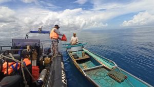 Aksi Peduli, Personel Bakamla RI Bagi-Bagi Bansos di Tengah Laut Manado